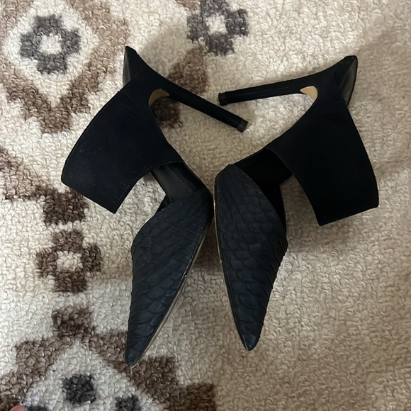 Black express pointy toe size 8 heels - Picture 2 of 4